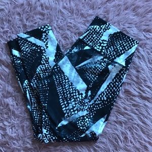 Lululemon black white gray cropped size 12